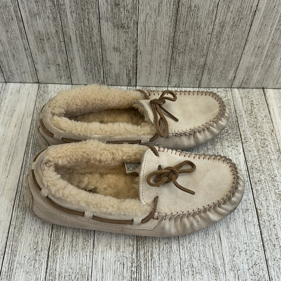 UGG Leather Dakota Moccasins Cream Ivory Slip On Slippers Sheepskin
Size 8 - Picture 6 of 8